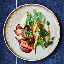 Eendenborst met pastinaak, sjalotten en pepersaus (op basis van Demi-Glace) Eendenborst met pastinaak, sjalotten en pepersaus (op basis van Demi-Glace)
